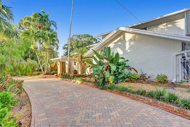 Building Photo - 2120 SW 28th Way