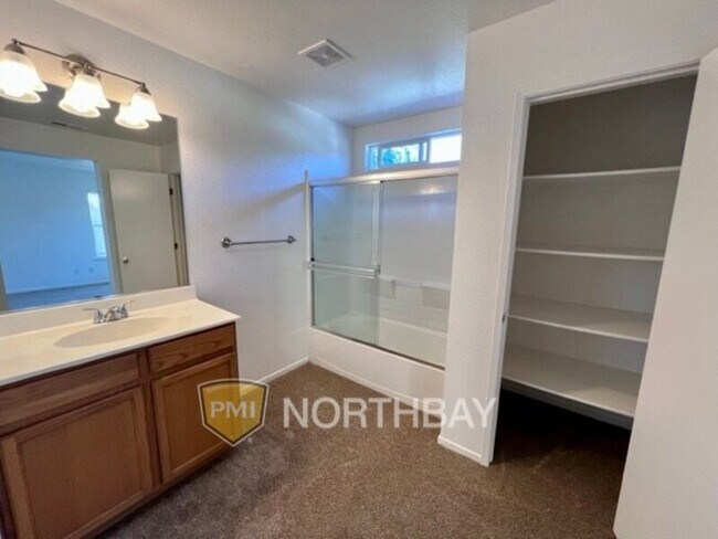 Building Photo - 3200 Puffin Cir