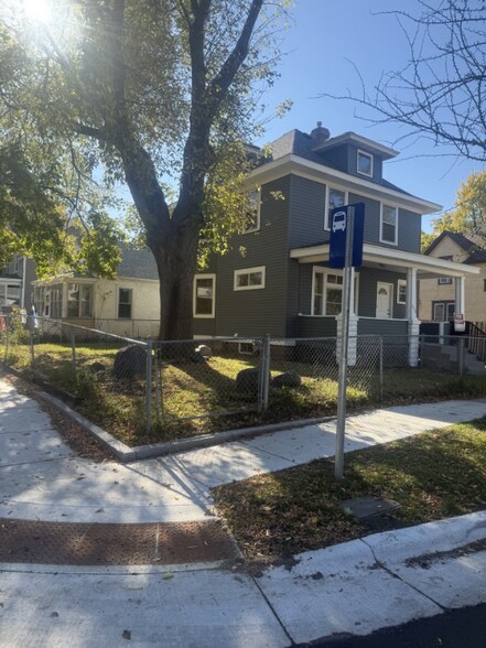 Building Photo - 350 George St W