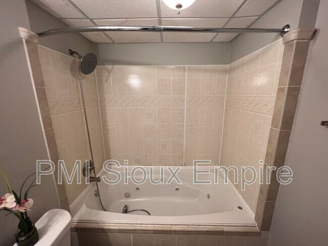 Building Photo - 4829 S Wilson Ave