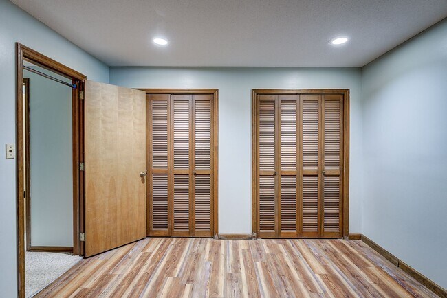 Building Photo - Large home in a beautiful setting close to...