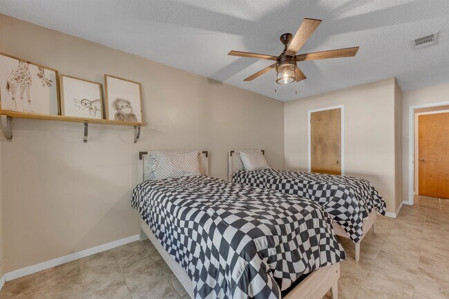Building Photo - 403 Sunset Dr