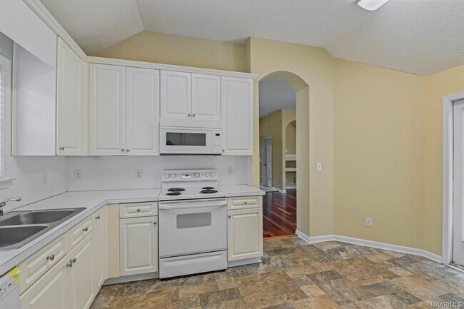 Building Photo - 8990 Stoneridge Pl