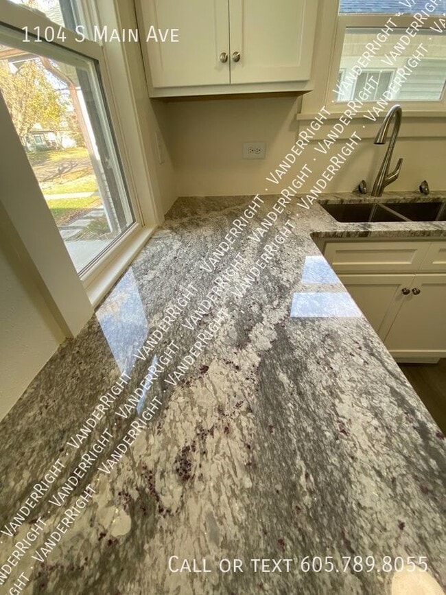 Building Photo - Charming 3 Bedroom House With Office & Fen...