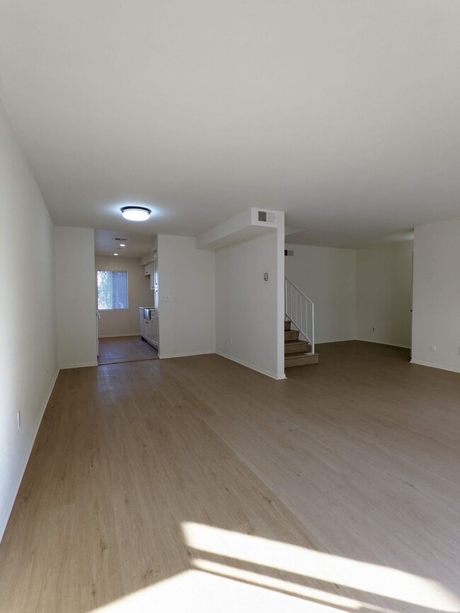 Building Photo - Spacious modern and renovated One Bedroom ...