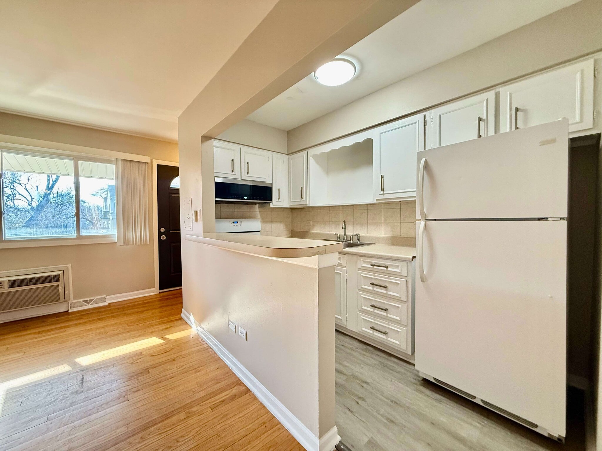 Building Photo - 565 Sidney Ave