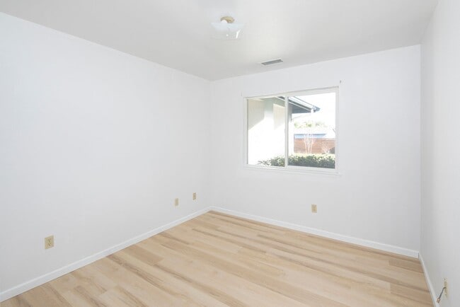 Building Photo - Lovely 3 Bedroom Home in Beautiful Los Alamos!
