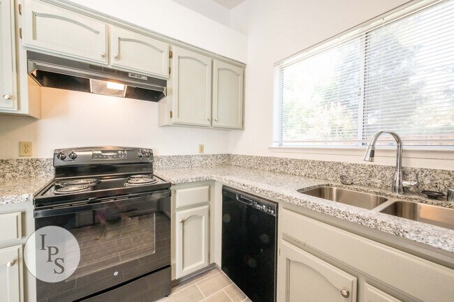 Building Photo - North Fresno Home in CUSD, 3BR/2BA, Beautiful Updates - Lots of Amenities!