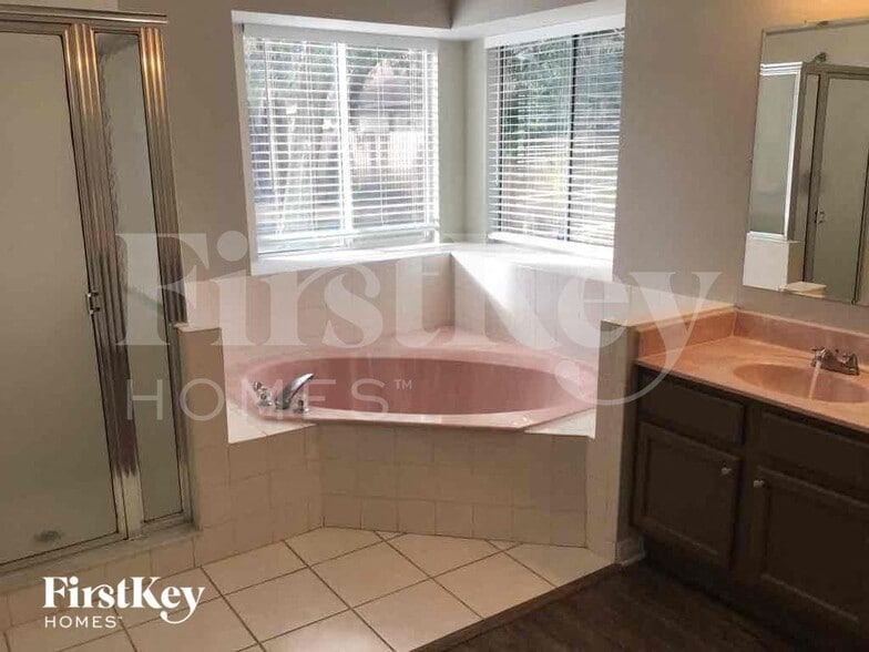 Building Photo - 1575 Pine Ct