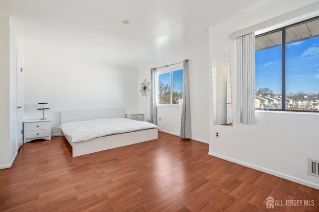 Building Photo - 424 Middlewood Rd