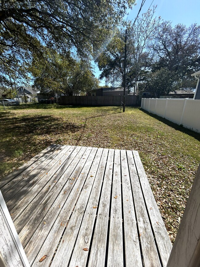 Building Photo - 2405 Bay St