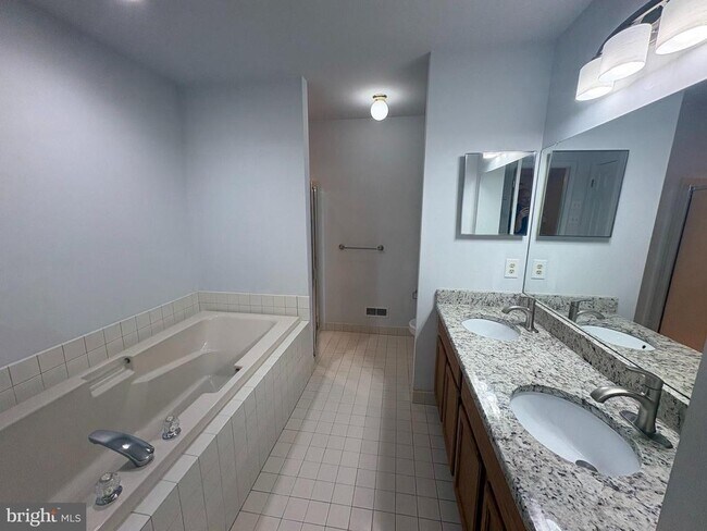 Building Photo - 208 Castle Dr