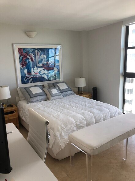 Building Photo - 8877 Collins Ave