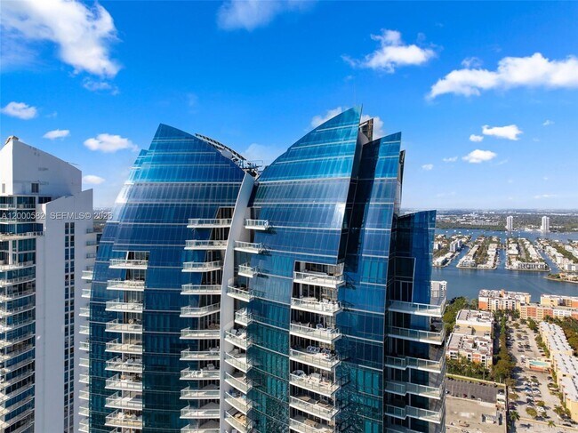 Building Photo - 17121 Collins Ave