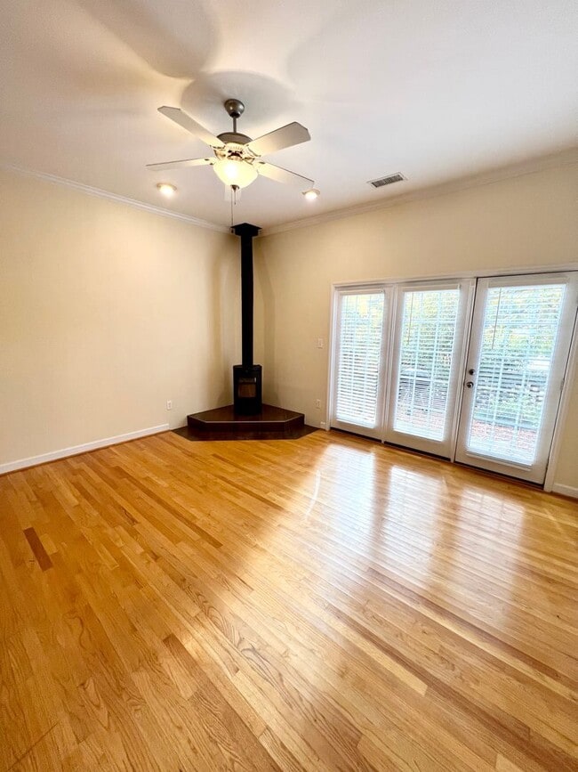 Building Photo - 2 Bedroom Townhome