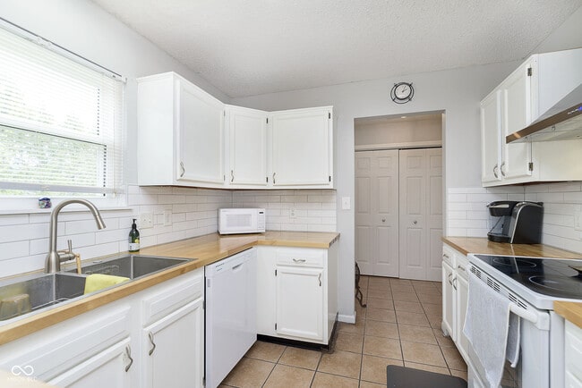 Building Photo - 266 E Pine Ridge Dr