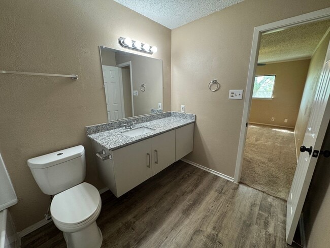 Building Photo - MOVE IN READY 3/2 LOCATED INSIDE 1604/CULE...