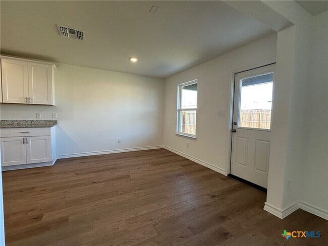 Building Photo - 945 Heartseed Ave