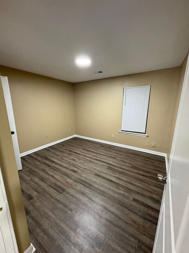 Building Photo - Comfortable 3 bedroom, 2 bath home