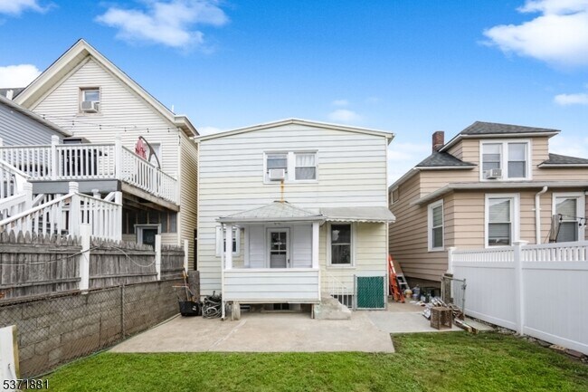 Building Photo - 38 Semel Ave