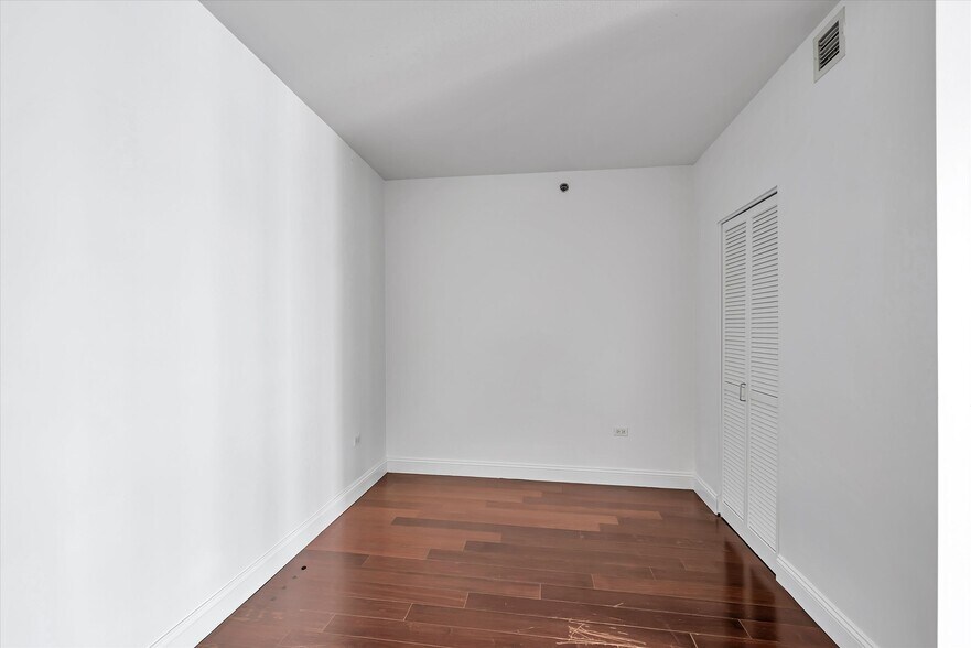 Building Photo - 425 W Beech St