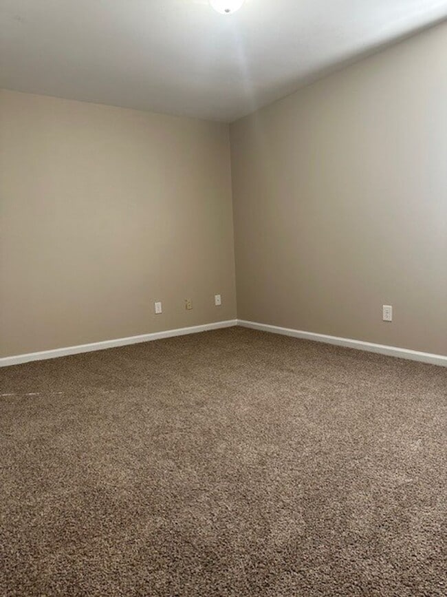 Building Photo - 3 Bed/2 Bath Home - 10 minutes to SJAFB!