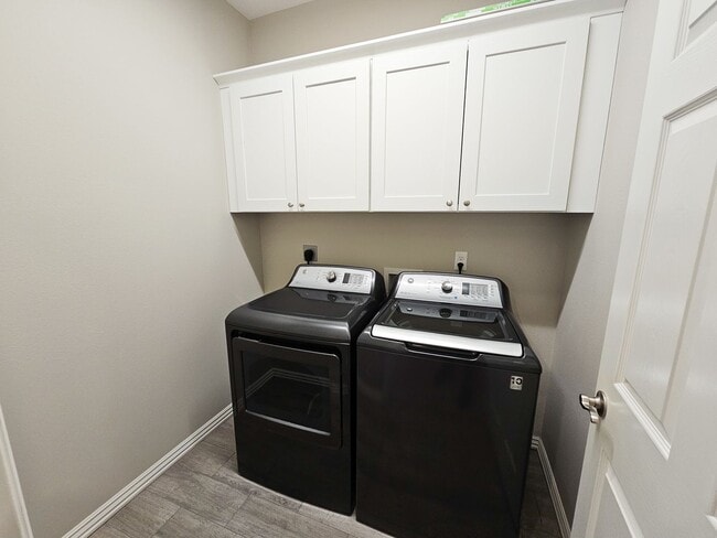 Building Photo - Beautiful 3 Bed/2.5 Bath Townhome in Chaff...