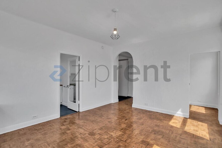 Building Photo - Unit 915