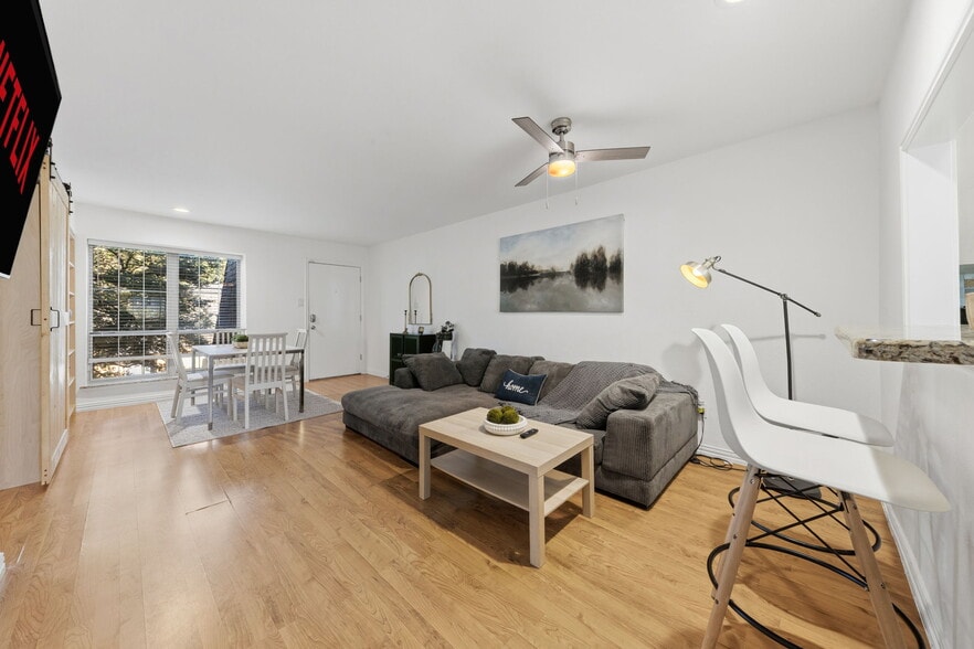 Building Photo - 5057 Les Chateaux Dr