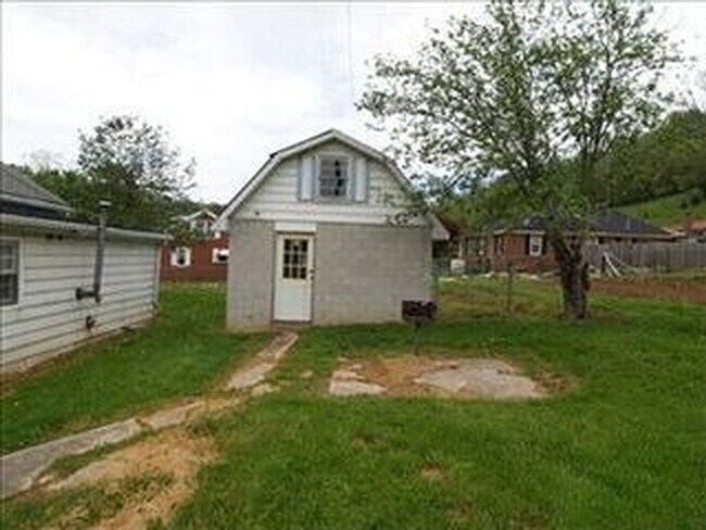 Building Photo - Spacious 3 Bed, 1 Bath Home – Move-In Ready!
