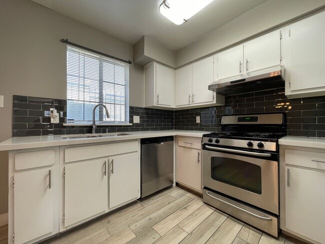 Building Photo - 2 BED 2 BATH TOWNHOUSE NEAR LAKE MEAD AND ...