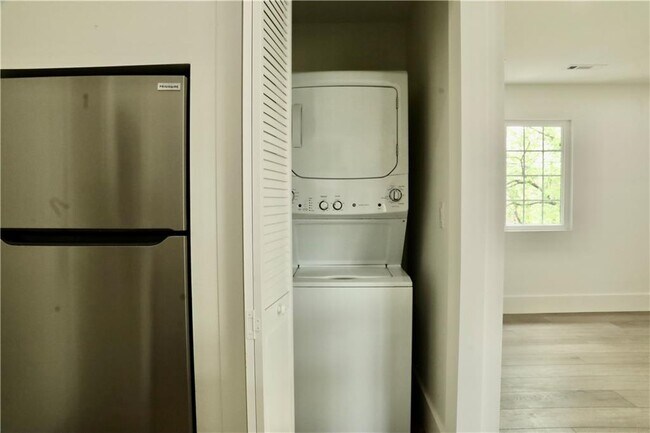 Building Photo - 858 NW B St