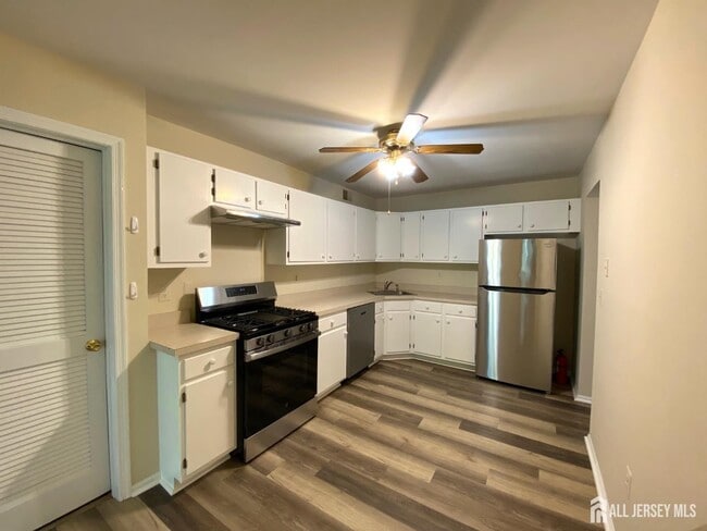 Building Photo - 420 Plymouth Rd