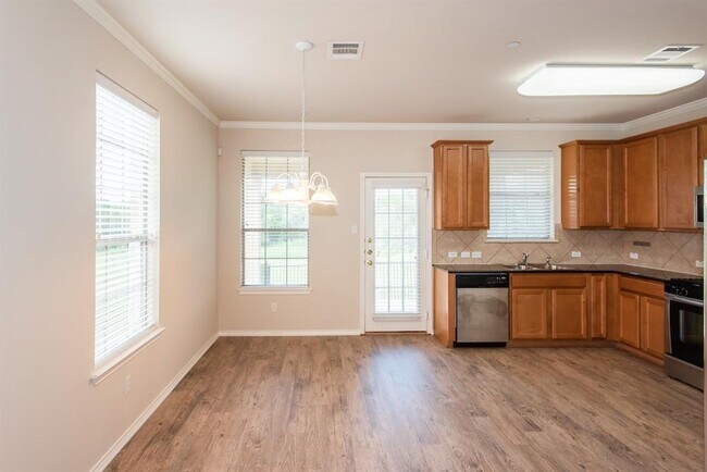 Building Photo - 9201 Brodie Ln