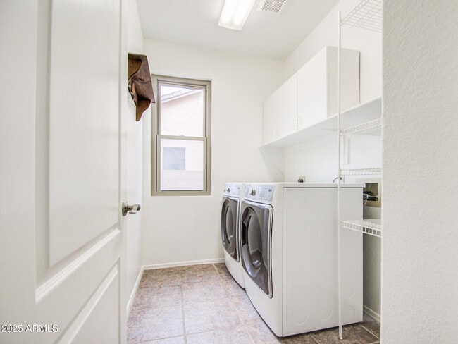 Building Photo - 3938 E San Pedro Ave