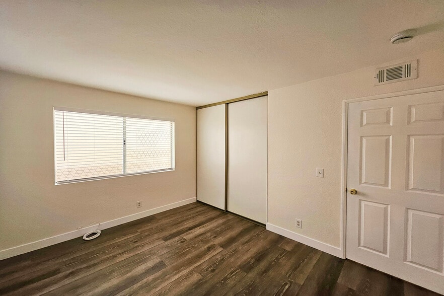 Building Photo - 7556 Thousand Oaks Dr