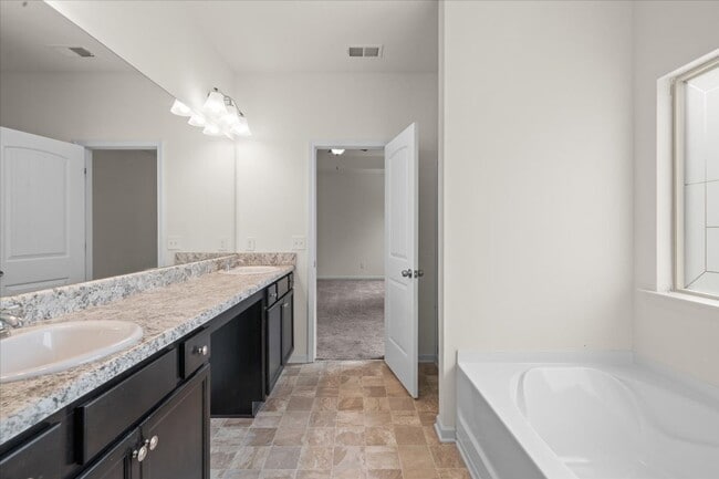 Building Photo - 1407 Red Hill Dr