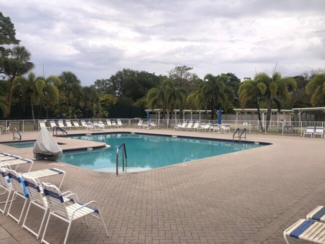 Building Photo - 425 Bougainvilla Dr