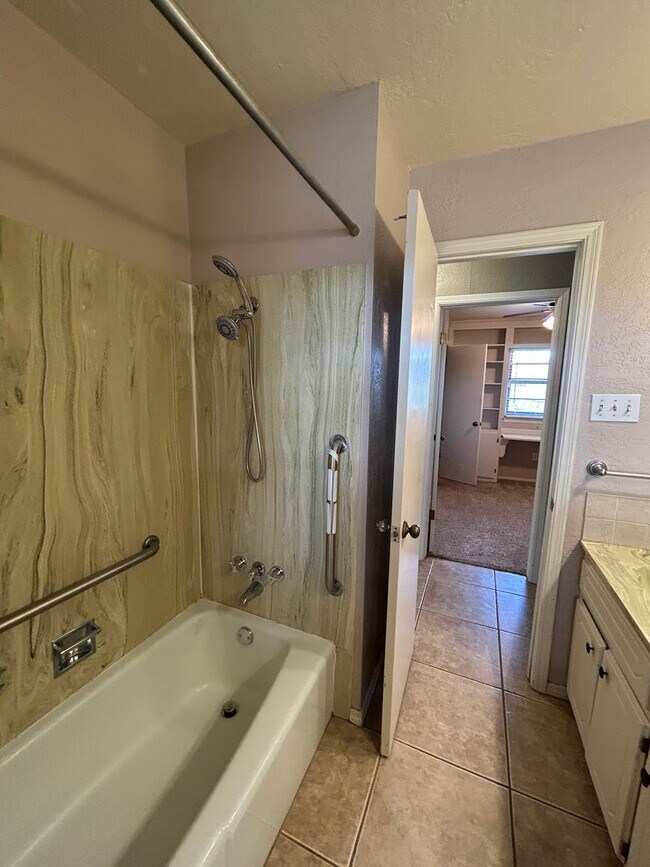 Building Photo - 3 bedroom, 1 3/4 baths NOW AVAILABLE in the Eisenhower School District!