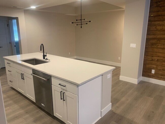 Building Photo - 3 Bed/3 Bath Modern and Luxurious Townhome in NE Bend