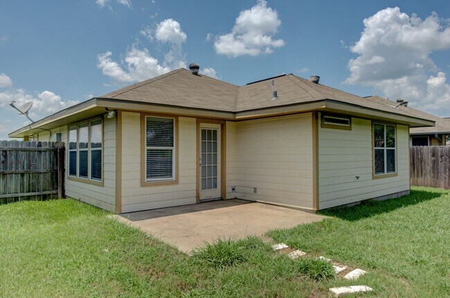 Building Photo - August Pre-Lease! Beautiful 3 Bed, 2 Bath ...