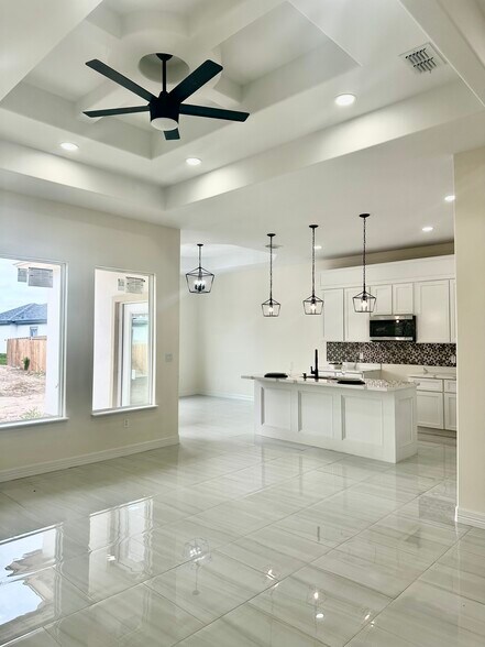Building Photo - 718 Ava Dr