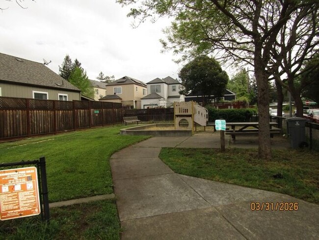 Building Photo - Beautifully updated single family house available NOW! $3,000 per month