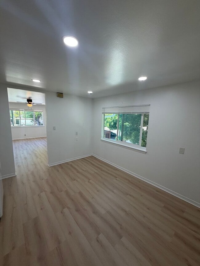 Building Photo - 831 Opal Dr