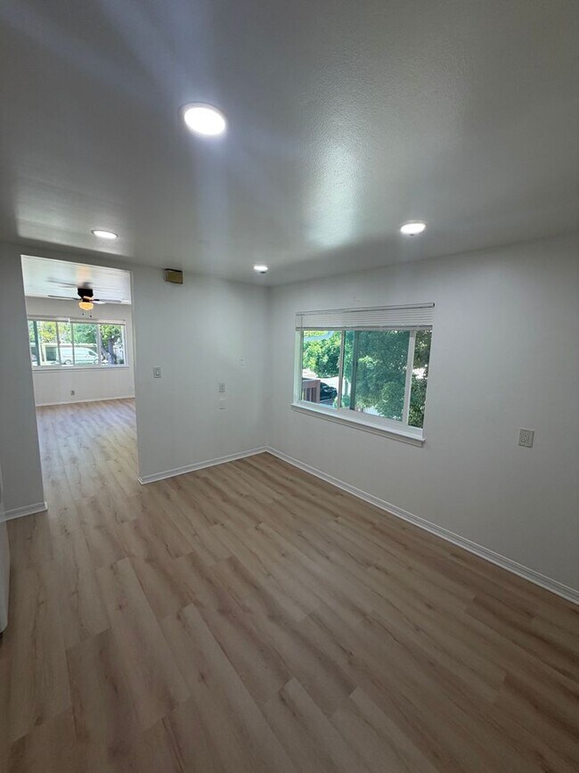 Building Photo - Updated 2 bedroom 1 Bathroom in great location