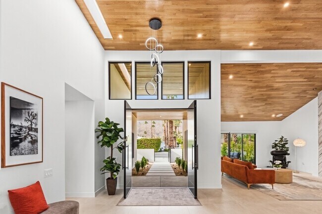 Building Photo - 2040 Chico Dr
