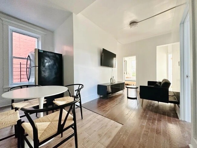 Building Photo - Furnished room/NOT APARTMENT