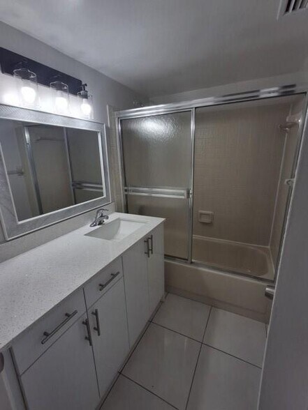 Building Photo - 9917 Twin Lakes Dr