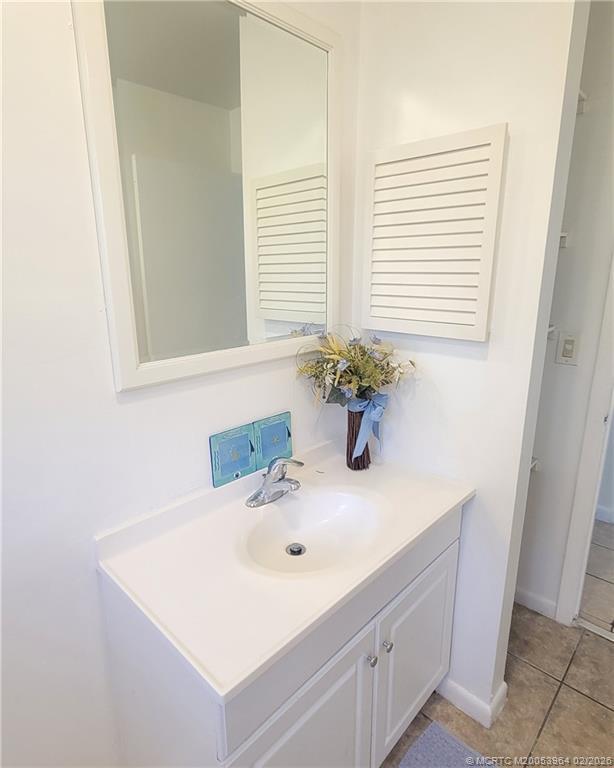 Building Photo - 350 NE Granduer Ave