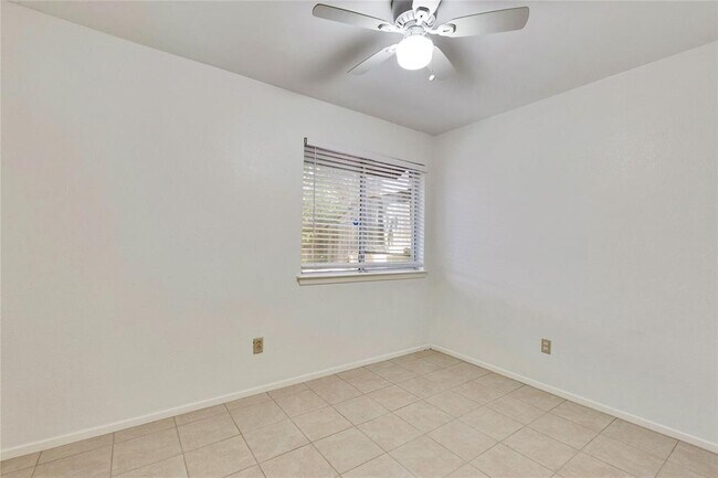 Building Photo - 1015 E Yager Ln